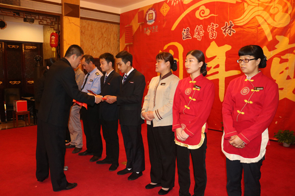 02 總經(jīng)理陳漢寧為2019年年度優(yōu)秀員工頒獎.JPG